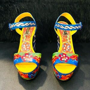 Dolce & Gabbana
Patent Leather Sandals
EU39.5